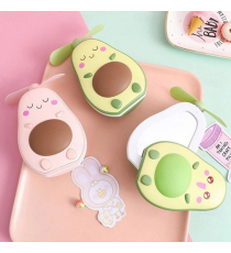 Mini ventilatore Avocado verde mod.2 con luce led e specchio per il trucco,make up con ricarica usb Dimensioni:12x7,4x4cm Mini ventilatore Avocado verde mod.2 con luce led e specchio per il trucco,make up con ricarica usb Dimensioni:12x7,4x4cm