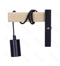Applique con portalampada a sospensione legno e metallo nero E27 max. 60w misura Braccio in legno: 40x40x150mm da interno Applique con portalampada a sospensione legno e metallo nero E27 max. 60w misura Braccio in legno: 40x40x150mm da interno