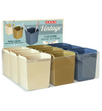 Portapenne Vintage - 8,7 x 7,4 x 10 cm - colori assortiti - Arda - display 9 pezzi Portapenne Vintage - 8,7 x 7,4 x 10 cm - colori assortiti - Arda - display 9 pezzi