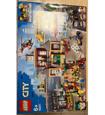 Lego City - Piazza principale - Lego 60271 N.B. SCATOLA CON DIFETTI!