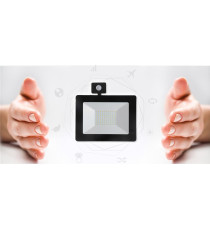 FARO LED SLIM CON SENSORE IP65 30W - 2700 LUMEN - 6400K LUCE FREDDA - ANGOLO FASCIO 120 MISURA L213*W233.3*H56mm CRI??70Ra FARO LED SLIM CON SENSORE IP65 30W - 2700 LUMEN - 6400K LUCE FREDDA - ANGOLO FASCIO 120 MISURA L213*W233.3*H56mm CRI??70Ra