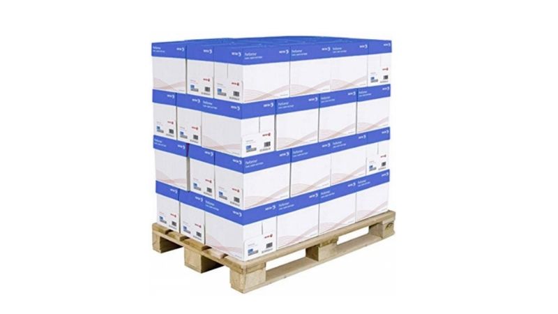 Carta a bancale in pacchi con risme multiple pronta alla consegna su pallet