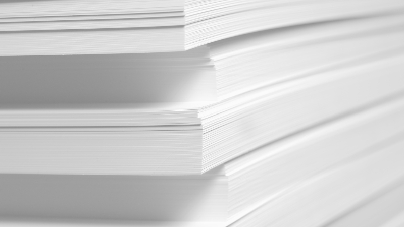 Risma irregolare di fogli di carta da stampa bianchi